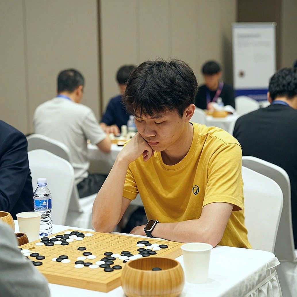प्राग 2026 और 27 मिनिएचर: ChessBase Magazine #225 में छोटे खेल असल में क्या नाप रहे हैं